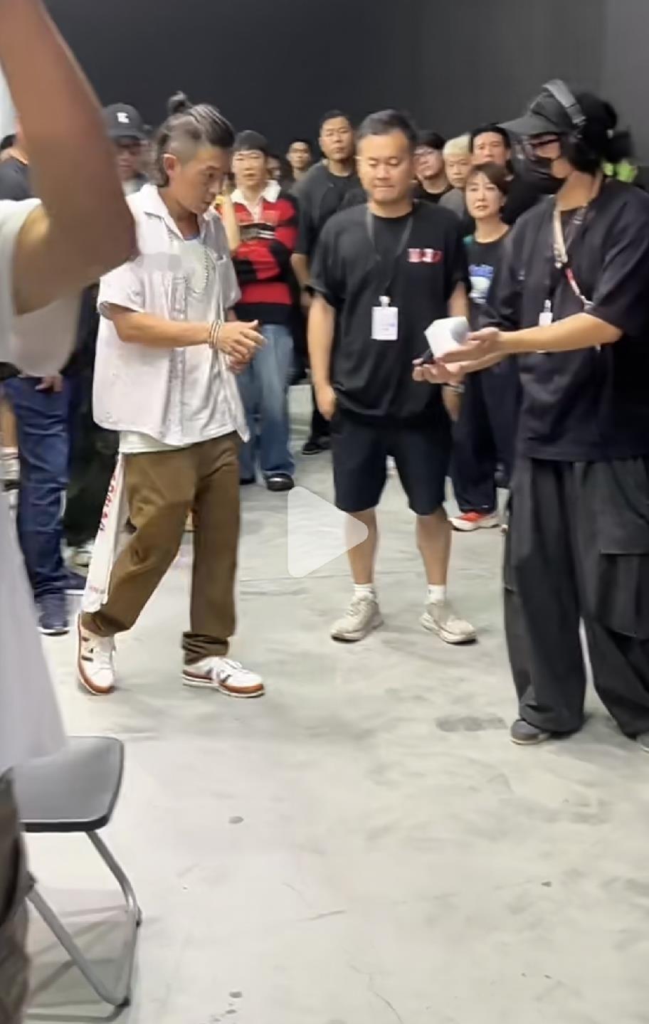 46岁陈冠希现身上海，弯腰驼背满头白发，怼脸拍皱纹深黑斑多，整个人油腻又苍老——这还是当年那个痞帅天花板吗？
8月21日，陈冠希到上海参加趣藏嘉年华。现场粉丝拍到的画面里，他全程弯腰弓背，走路体态明显佝偻，瘦得很突出。给粉丝签名时被怼脸拍，头发乱糟糟，白发清晰可见，脸上皱纹、褶子、黑斑都很明显，颈纹