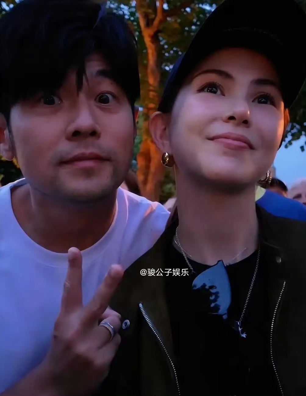 昆凌一家人在丹麦看露天演唱会，她扎着高马尾，和周杰伦挨着肩坐着，看起来好甜蜜！9岁儿子Romeo一身运动装酷劲儿十足，跟在爸爸妈妈身边，三人晚上散步回家，边走边聊，尽显浓浓的幸福感！
