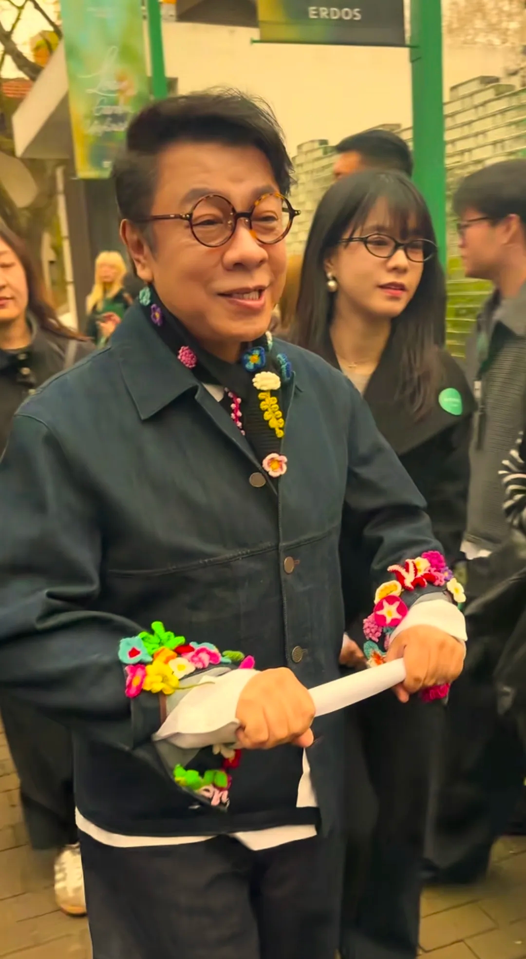 零跑汽车10月4日深夜发了份声明，官宣才满一个月的品牌挚友蔡康永，相关宣传内容一夜之间全撤了。
从事件画面传到网上，到品牌官方表态，前后算下来不到六个小时。
我翻了下时间线，9月22日零跑还刚在上海办活动，把蔡康永请到现场站台，当时通稿里写得热热闹闹，说是D99系列的品牌挚友，商务合作刚走到第二周，