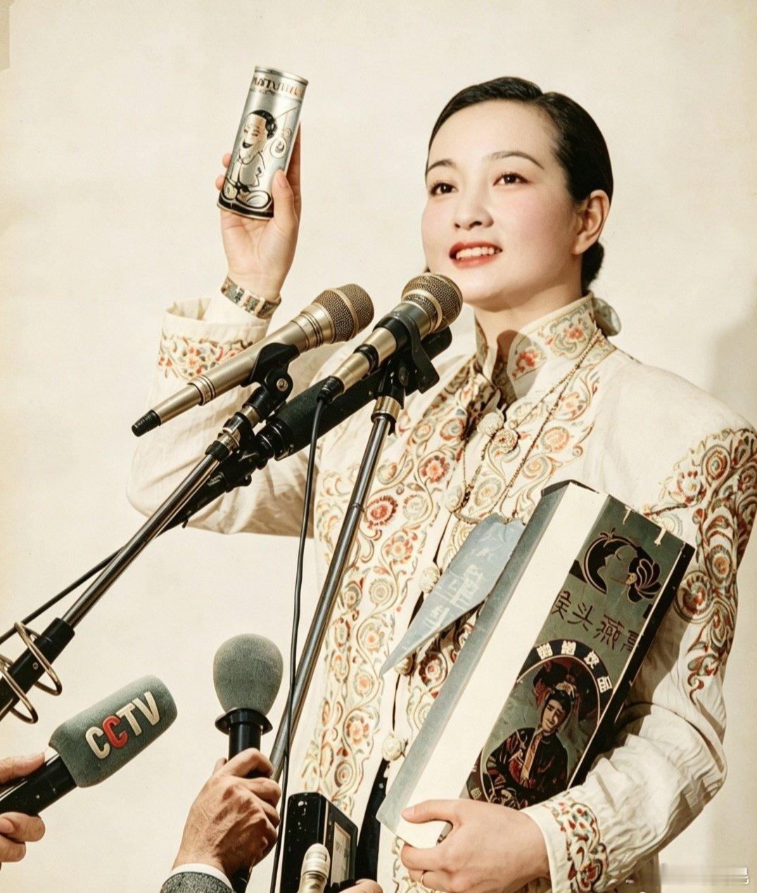 经典珍藏一一国慶节在家整理曾经收藏的各种杂志等书籍。突然翻到了1994年春天花了九元九角买的"劉曉慶饮皇食品有限公司″出品的"猴头燕窝"，磁带，真开心哦！[哈哈][哈哈][哈哈]#刘晓庆[超话]# ​