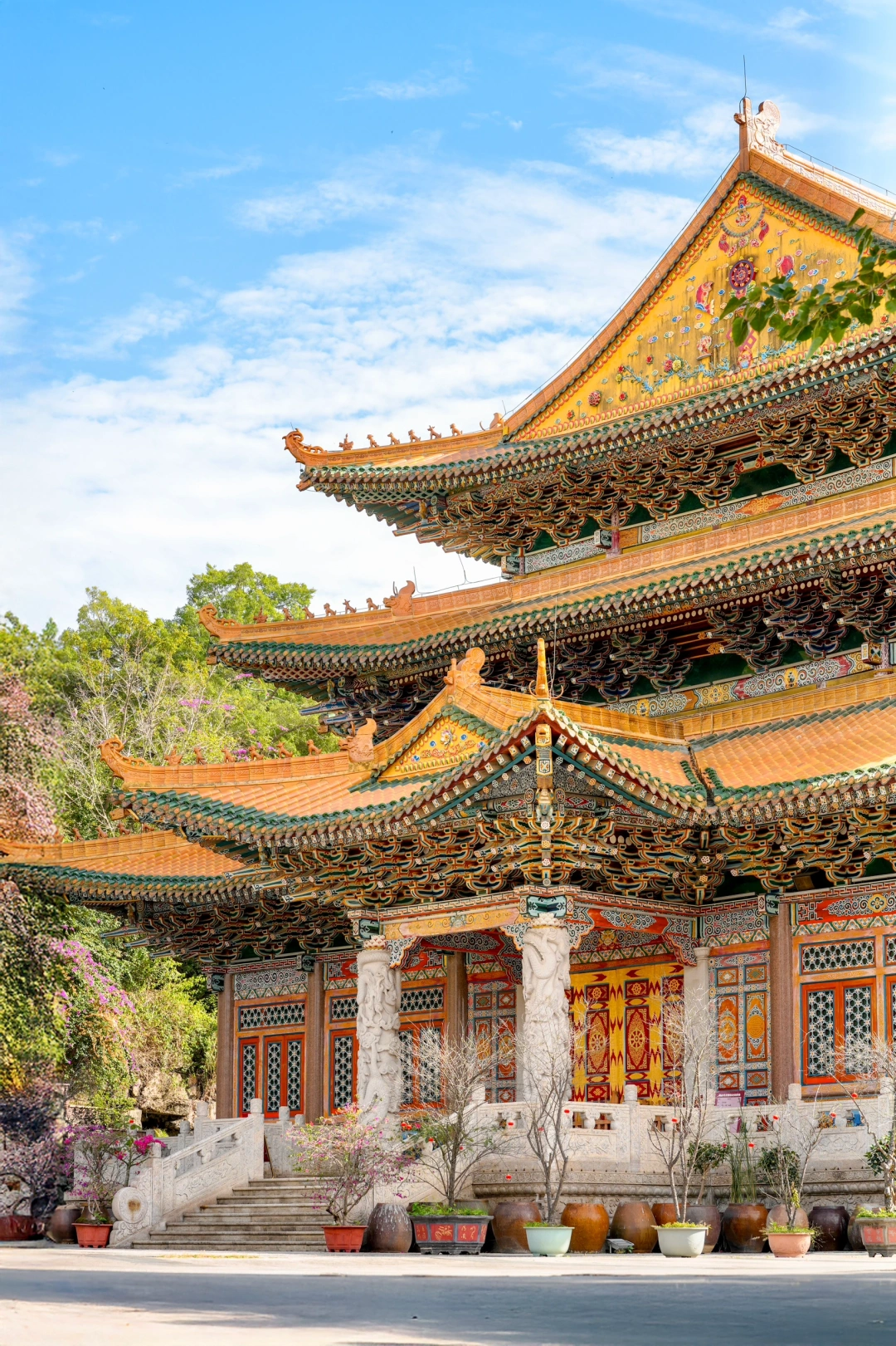 到了梅山寺，突然就理解了“雕梁画栋”的含义