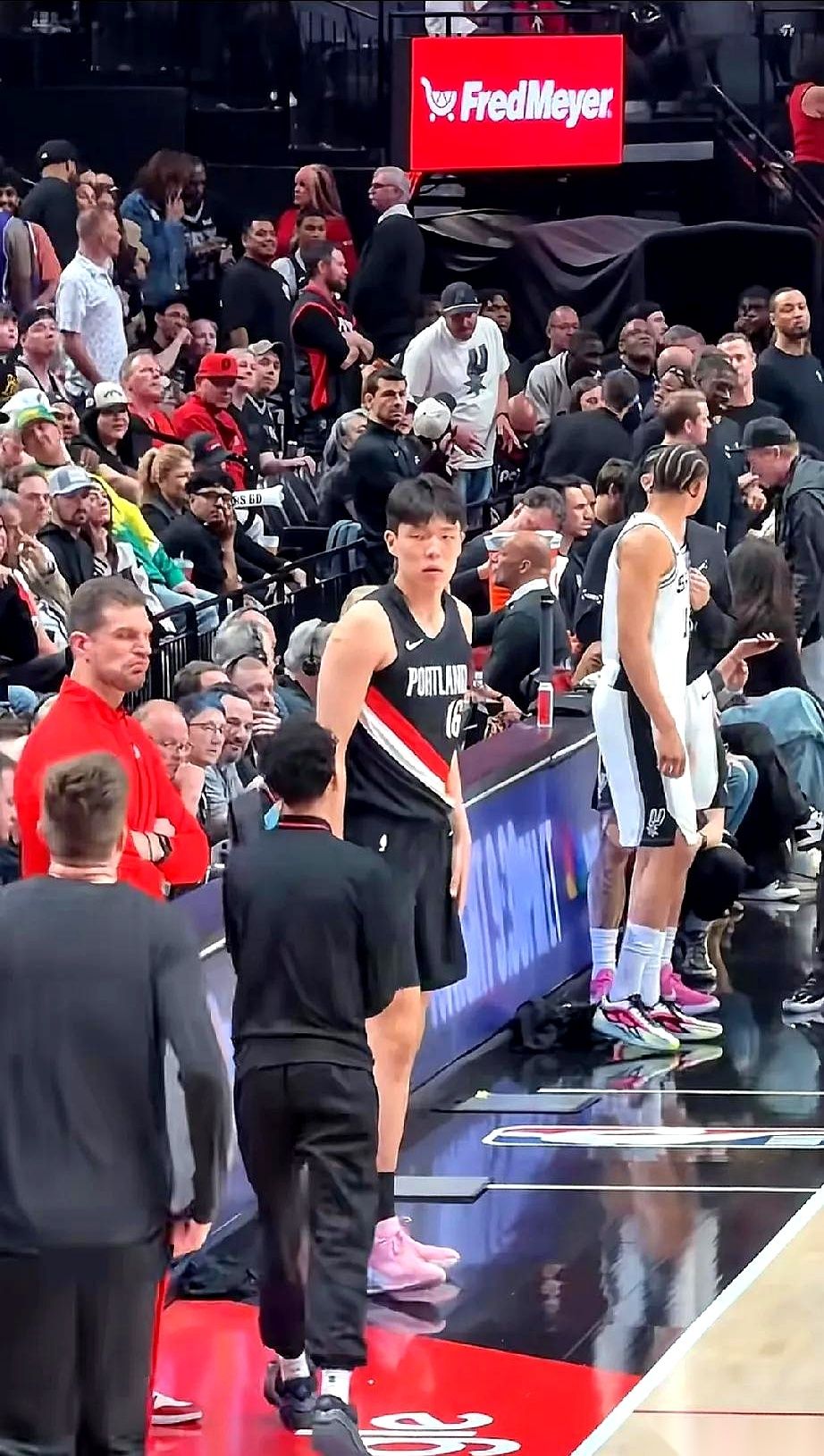 开拓者队的杨瀚森甩掉外套，终于在终场哨响前站到了场边。 这已经是全场最...