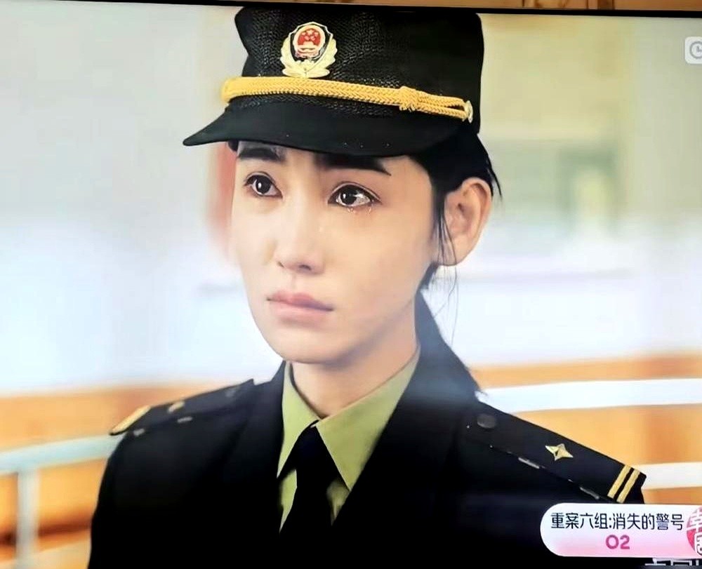 《重案六组》前传开播，季洁换成年轻演员，观众捏把汗。

这部叫《消失的警号》的新剧8月底刚上。时间线拉回了90年代，专门讲曾克强、季洁他们年轻时刚组队办案的故事。

演员阵容全换了血。张一山演青年曾克强，李沐宸接班王茜演青年季洁。李沐宸自己都说压力实在太大，求观众多看几集再评价。

这剧节奏挺快，一