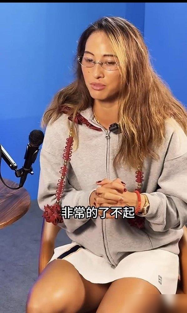 郑钦文刚在中网杀进八强，排名从54干到42，转头就夸16岁的孙心然“非常了不起，我自己都没做到”。
橘子碗冠军、美网青少年冠军，孙心然这履历确实硬。小姑娘把郑钦文当偶像，结果偶像直接放话：不出意外一两年，巡回赛常常见。
今天下午三点，郑钦文打斯维托丽娜，赢了就重回中国一姐。前四场全打满三盘，体能
