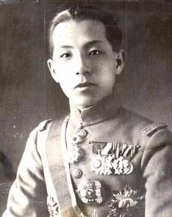 1938年，张学良进城理发，路上碰到一个东北军中校，对方激动地大喊：“少帅！”此话一出，一旁的特务脸色大变，赶紧把张学良带走。

1938年2月，张学良被转移到湖南郴州苏仙岭一带软禁，平时就住在山上，山高路远，与世隔绝，特务队长刘乙光带了12个警卫，前后左右簇拥着他。

春节过完后，张学良觉得头发有