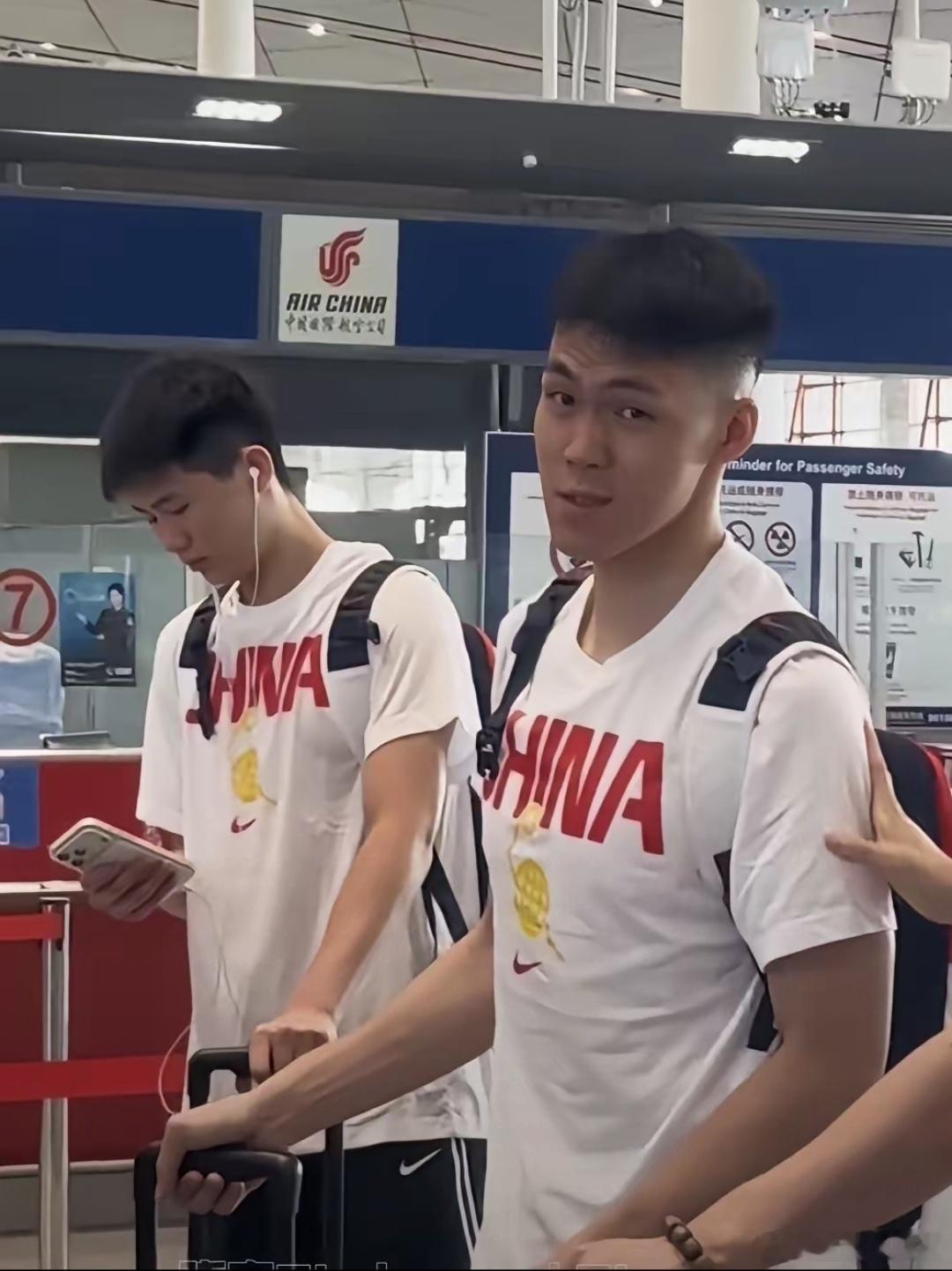 今早中国男篮全员现身北京首都机场，启程奔赴佛山备战热身赛！赛程已经敲定...