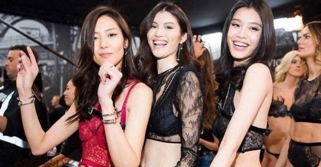 何穗和刘雯这张旧合照一出来，瞬间勾起很多人的回忆。没有厚重精致的妆造，没有华丽高定加持，褪去秀场的超强气场，两个人身上满是自然朴实的气息。 ​