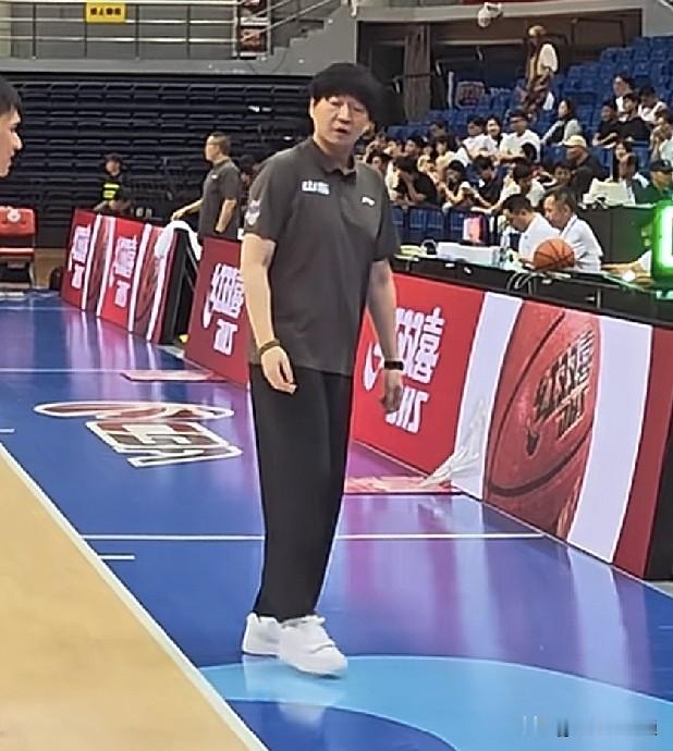 山东高速男篮球迷好消息来了，邱彪又添一个得力帮手，山东高速男篮助理教练到位了。西班牙籍教练胡安签约山东高速男篮了！
自从上赛季的助理教练辞职后，高速男篮一直在寻找合适的外教助理教练。才来那个战术和邱彪指导的不合拍，直接走人。
很多热身赛打完，也没有助理教练参加！球迷比较急，这下好了，俱乐部给你们吃定