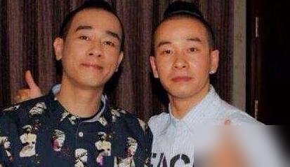 五十多岁车间师傅，凭一张脸把全网逼疯了，非说他是陈小春失散多年的弟弟。
福建这哥们带广东口音，神态眉眼跟山鸡哥像一个模子刻的。网友直接高潮，翻出陈小春家底：小时候穷，最小的弟弟3000块送人了。
陈小春亲口说过，父亲叮嘱别找，人家养大了，贸然认亲是打扰。
结果当事工人开直播澄清，家里俩哥一姐，