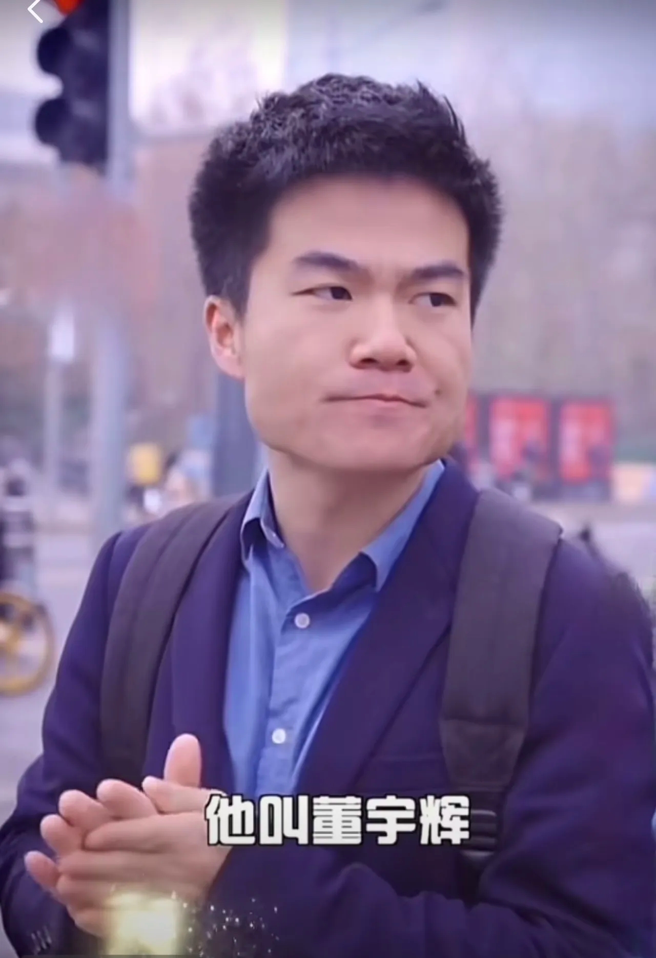 董宇辉会理石榴溯源的消息散到当地果农圈里，有人前阵子还蹲在树底下跟老伴商量，要不把这批石榴树挖了换点别的种，转头刷到溯源的行程，攥着手机蹲在田埂上坐了半宿。
 
我是刷到一位当地果农发的短视频才知道这事儿的。镜头就对着满树挂得沉甸甸的石榴，配文没几句，就说本来都没心气了，看到董老师要来，突然就觉得这