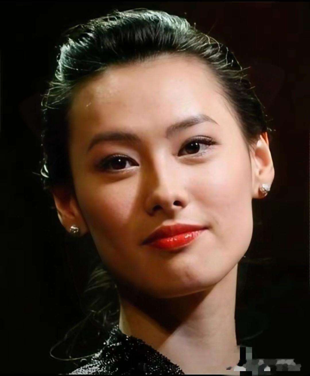 别迷信豪门婚姻！看完梁洛施的三个儿子，才明白什么叫真正的底气

谁说没嫁进豪门，人生就等于输了？

看看梁洛施的三个儿子就懂了。16岁的长子李长治，个子都超过李泽楷了，上台发言条理清楚，一开口就引得全场叫好。

那对双胞胎也特别出彩，一个在田径场上跑得跟风似的，拿了不少金牌；另一个在球场上沉得住气排