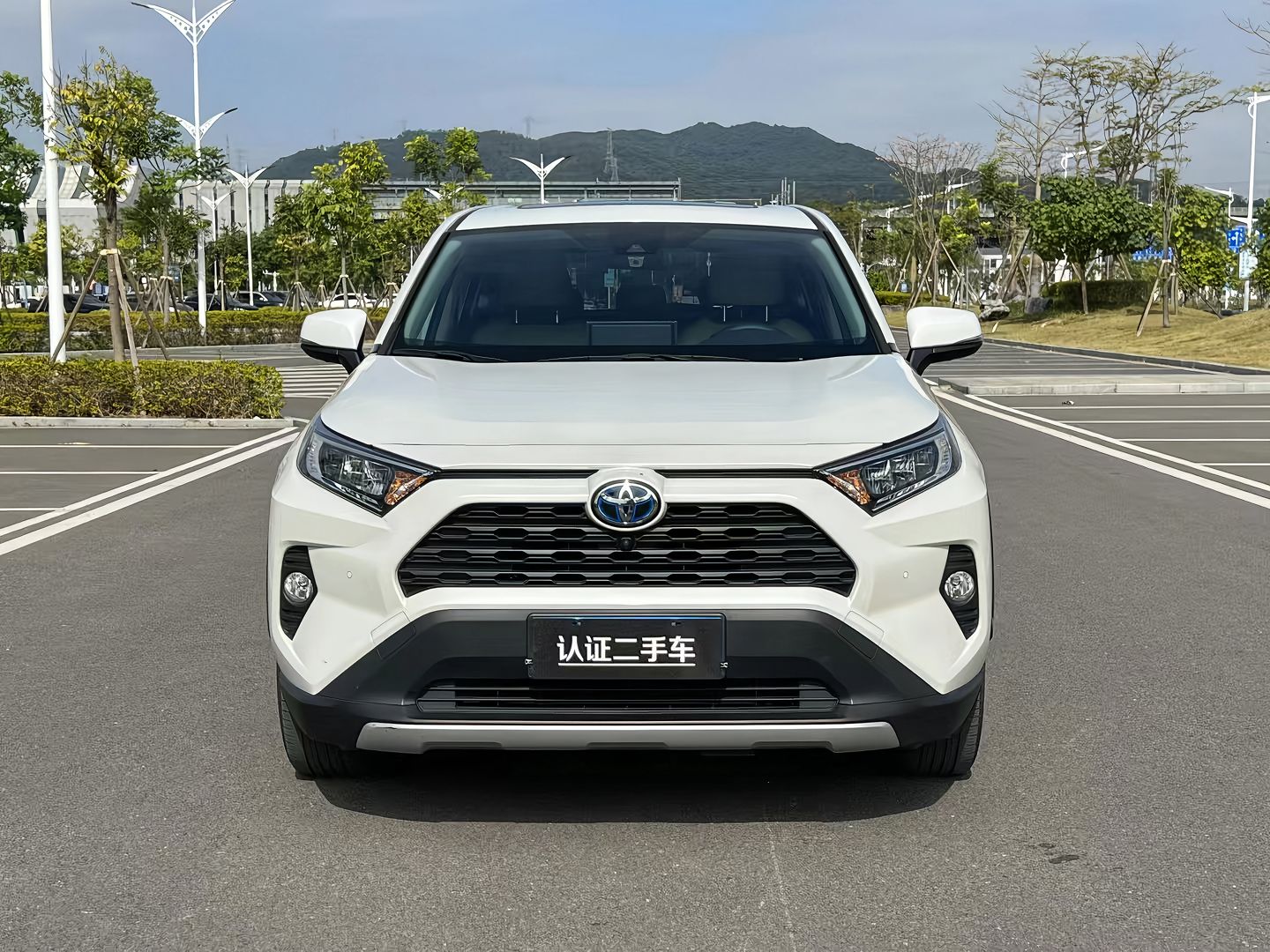 新RAV4荣放13万多就能买，二手荣放该花多少钱？合理价说透
今年RAV4荣放圈的大新闻，是第六代全新RAV4荣放的上市。它在2025年11月广州车展上市，指导价16.98万到22.88万。今年9月21日上市的探野版，指导价17.78万，限时权益价14.40万起；2.0L双擎精英版的限时权益价甚至到