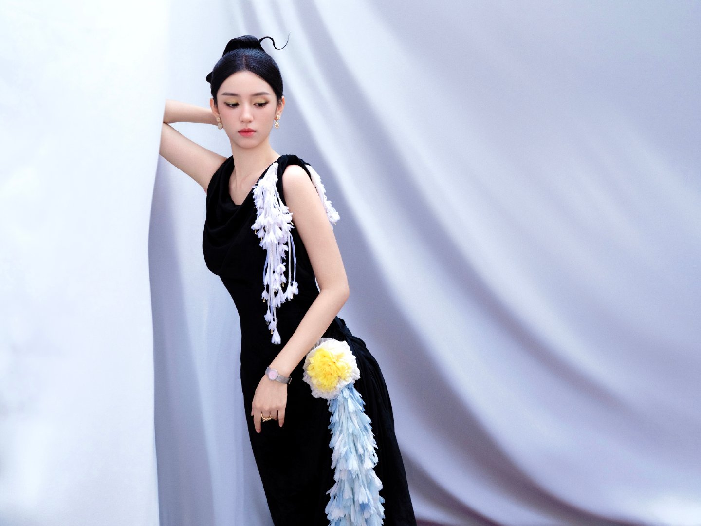 #VOGUE时尚之力盛会#

丝绒沉韵，花羽漫垂。
于静处，赏一段温柔帧影。
#VOGUE绝色红毯##VOGUE Forces of Fashion# ​