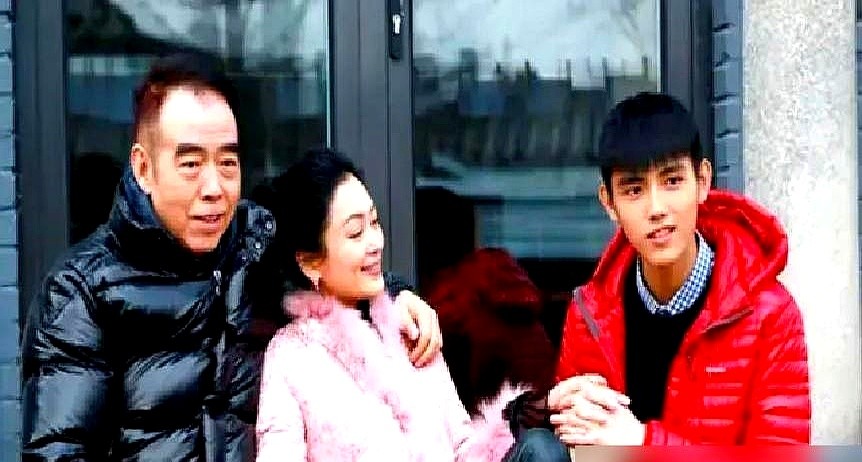“我最讨厌别人说我是谁的儿子。”

电影里这句台词一出，立刻上了热搜。面对观众的议论，陈思诚咬死说，这句台词原剧本里就有，一个字都没改。

当初试戏一共六个人，陈思诚最后拍板定了陈飞宇。他觉得陈飞宇身上有娘胎里带出来的贵气，演邪不难，这角色简直“舍我其谁”。定下后，他还提前跟陈凯歌打了个招呼，说这次
