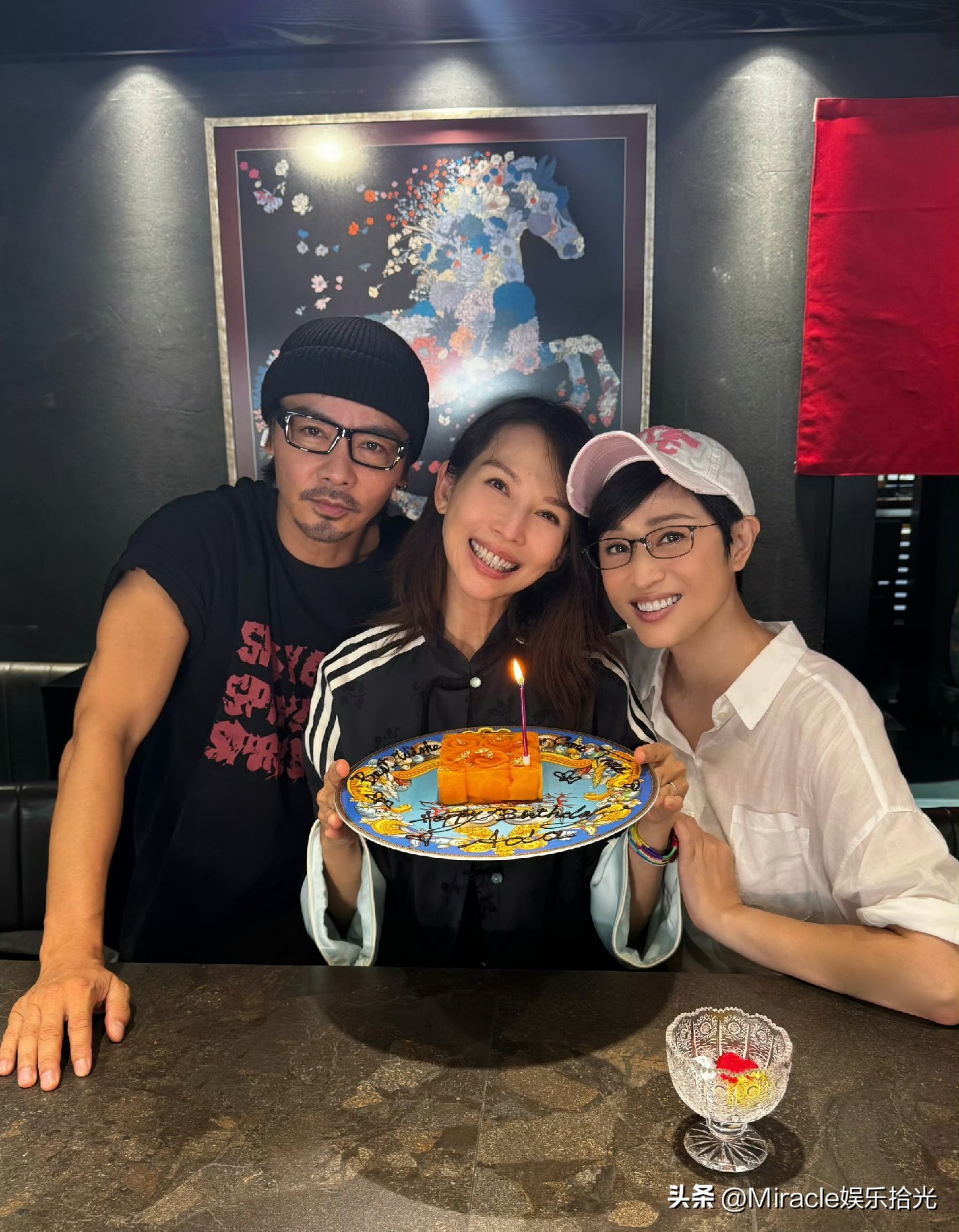 娘娘蔡少芬生日聚会，老公张晋、好友陈法蓉一同到场庆祝。蔡少芬已经52岁，保养得相当不错，状态依旧在线。

张晋精气神十足，闺蜜陈法蓉也相伴左右，几人同框氛围感满满，多年的友情让人羡慕。