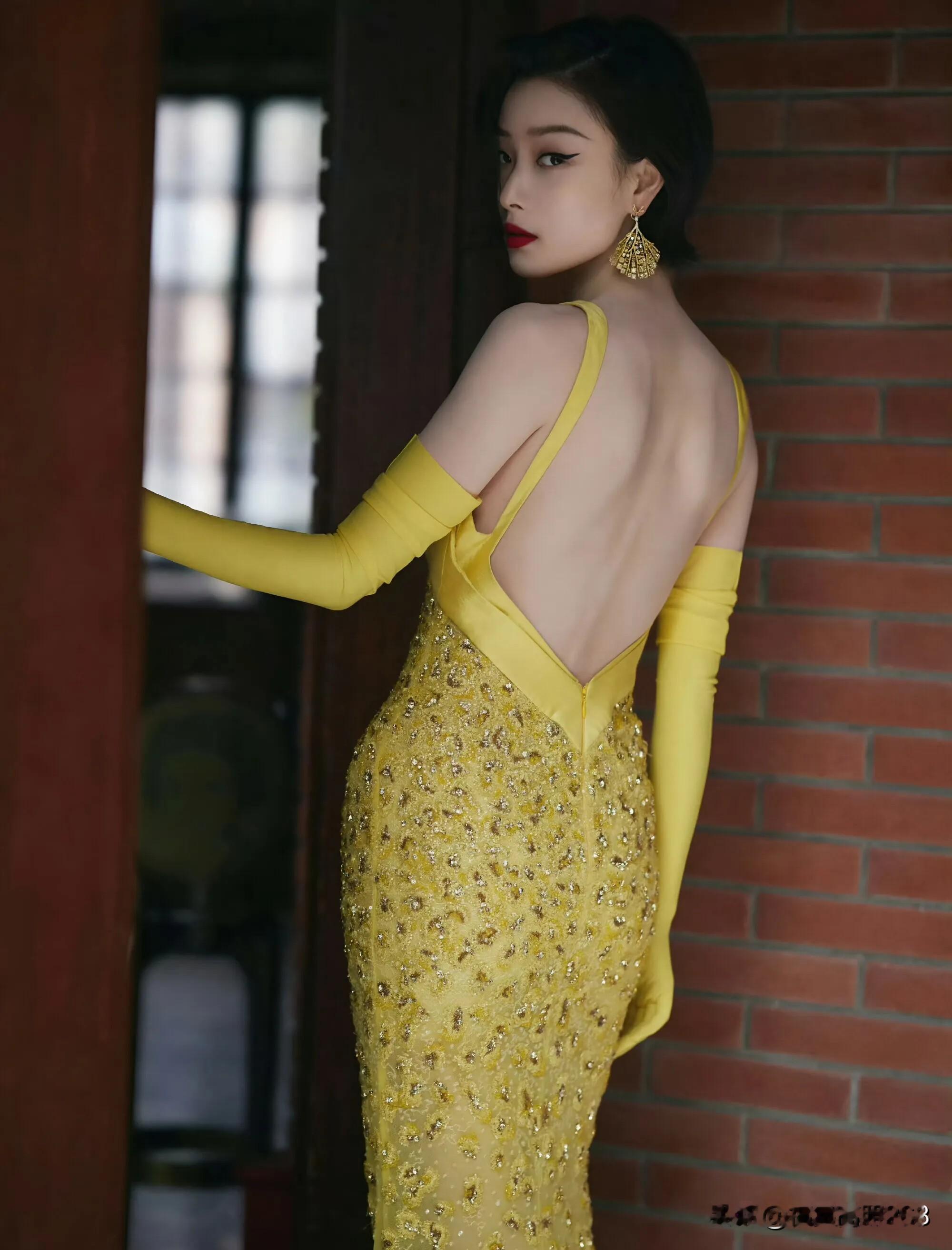 惊艳！倪妮金色露背裙大秀性感美背，魅力四射超吸睛