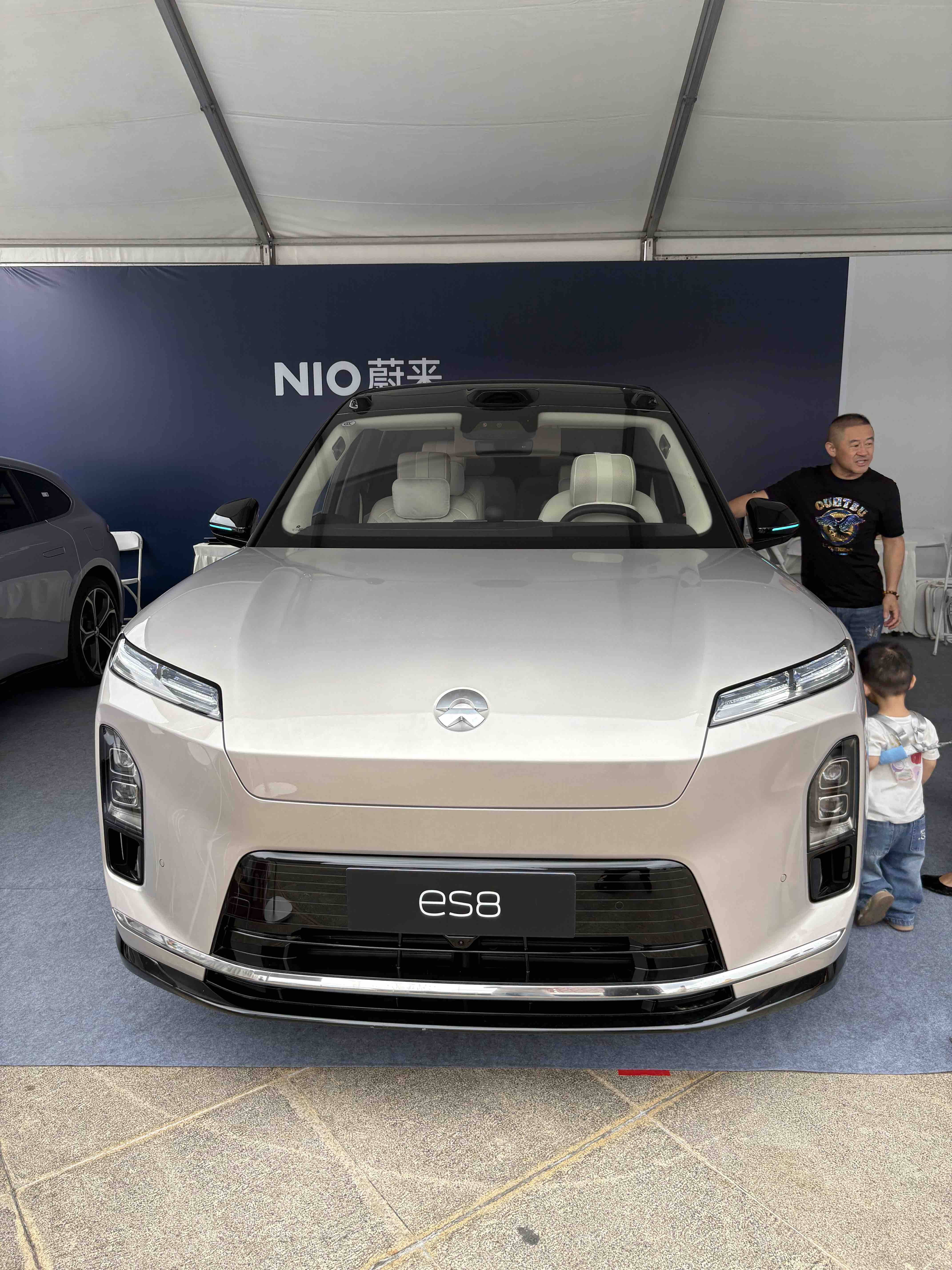蔚来ES8 VS雷克萨斯RX350h，同样是40万左右的车，蔚来是纯电车，车内配置非常丰富，空间也非常大，已经连续多月在大型豪华纯电SUV这个领域领跑了；雷克萨斯是传统豪华燃油车，已经被证明了是非常可靠的车！
如果是你花40万，你愿意买谁呢？