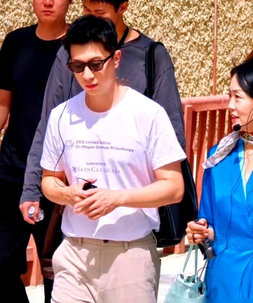 陪老婆逛个莫高窟，也能上热搜？奥运冠军马龙这次真被“架”上去了。

他去参加公益活动，顺便带家人转转，全程规规矩矩，没碰壁画，没开闪光灯。结果，网上就有人开始带节奏了。

有人说他“又当又立”，一边呼吁保护文物，一边自己带家属进去。可人家是受邀参加，是正大光明的。

从08年到现在，十几年了，他老婆