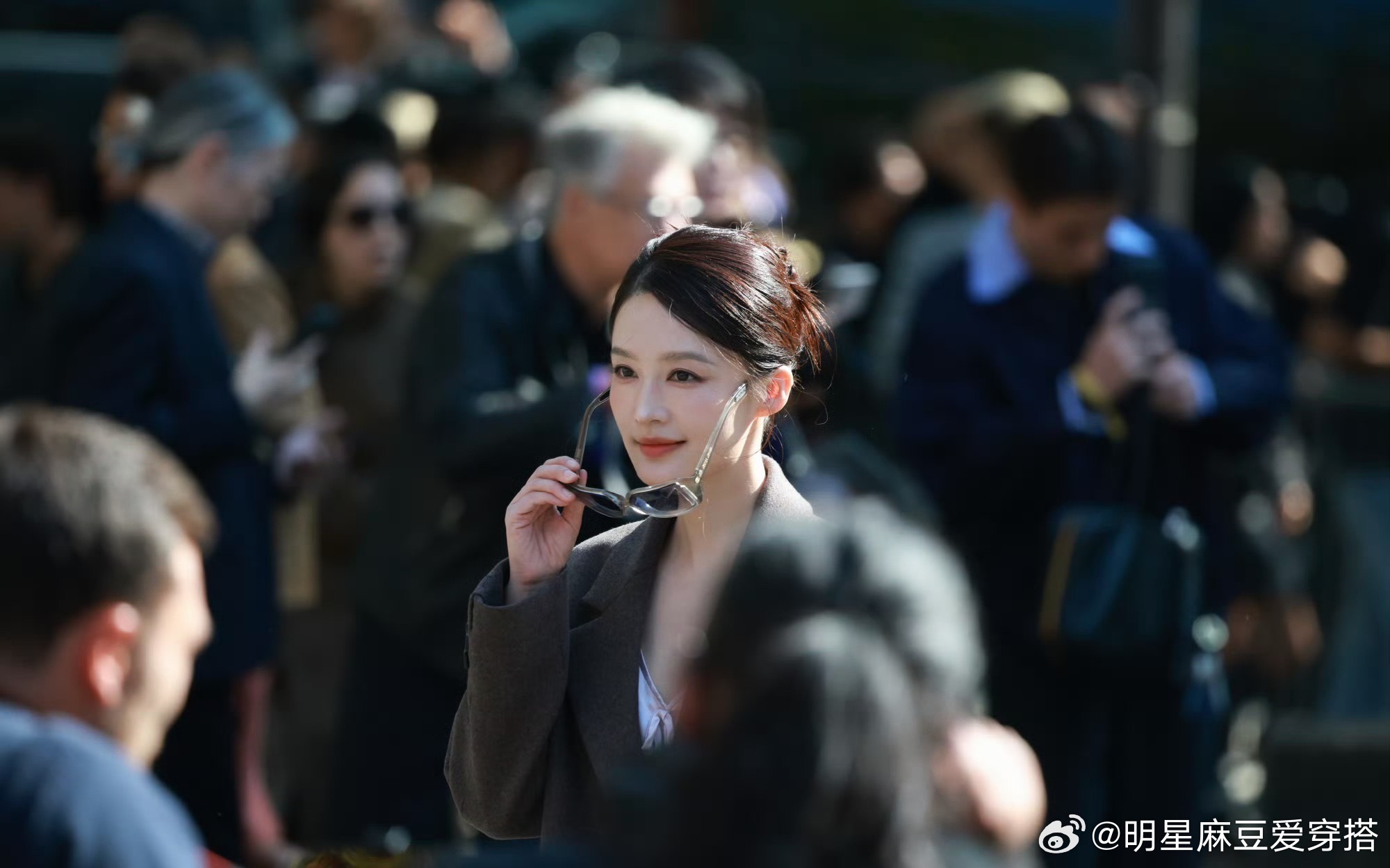 MiuMiu 看秀造型 ，软糯肌理契合系列刚柔共生的内核，利落短廓守住...