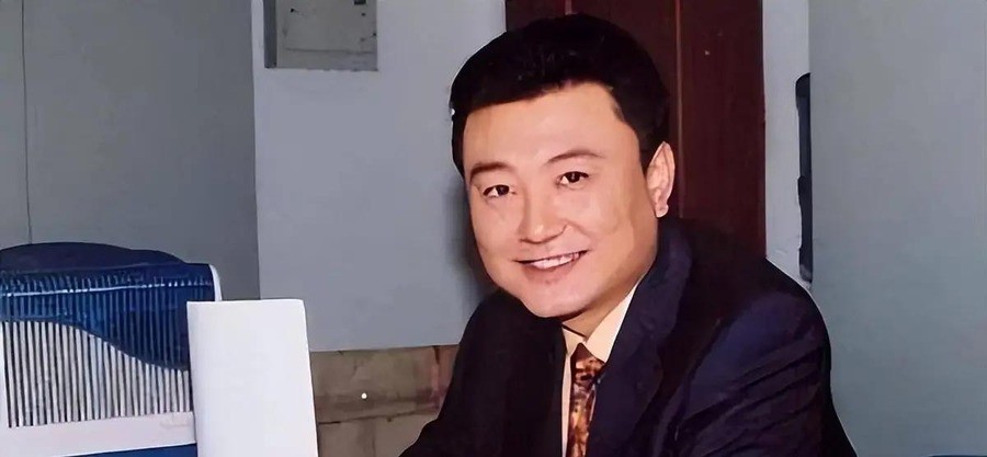 62岁王宁现身敬一丹告别仪式头发花白不敢认，妻子刘纯燕直播卖养生产品被批晚节不保，两口子退休后一个青岛归隐一个直播间翻车到底谁的问题
9月17日八宝山殡仪馆，王宁一身黑衣、胸前佩戴白花出现在敬一丹告别仪式上，头发白了大半，身形消瘦得让现场不少老同事差点没认出来。旁边站着的是妻子刘纯燕，那个顶着锅盖头