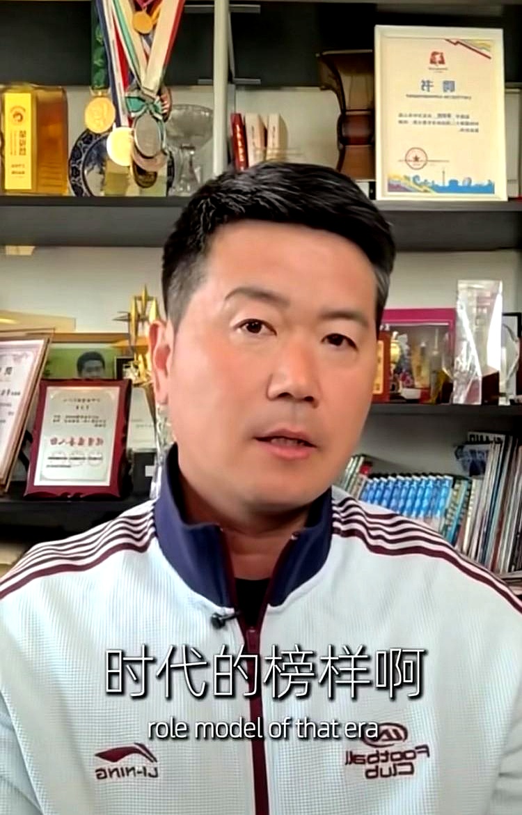 津门虎这回用四连胜硬生生上岸，看得人心里直犯嘀咕
 

肇俊哲公开夸于根伟是时代榜样，话里话外透着一股子酸溜溜的羡慕劲
 

想想也是，人家于根伟带着资金捉襟见肘的本土队伍死扛六年
 

今年还顶着负分开局硬是在保级圈杀出一条血路
 

反观辽宁铁人现在还前途未卜，小肇这话分明是说给自家队伍听的