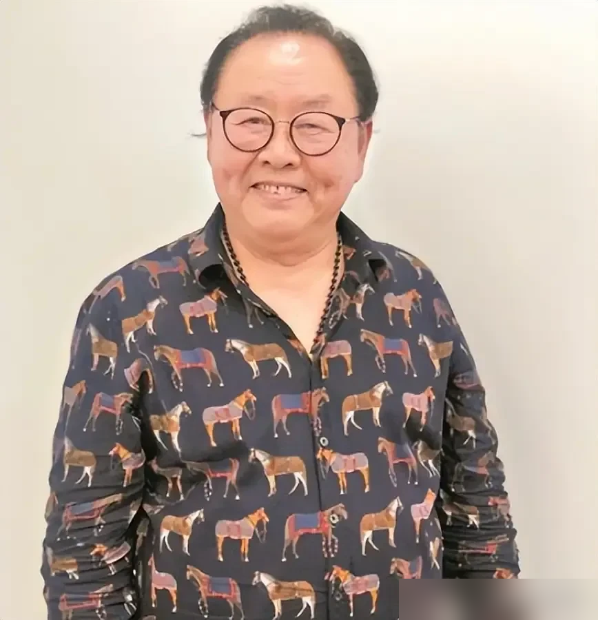 演了6年猴子，到手不到2000块，演了3天白马，揣走1500块。
86版《西游记》的账本，最近又被翻出来了。六小龄童拍6年，总片酬不到2000，平均一集70。马德华演猪八戒，一集80。沙僧闫怀礼最惨，一集50。
但演小白龙的王伯昭，当年张口就要一集500，3集戏拍完，1500直接拿走。导演杨洁咬