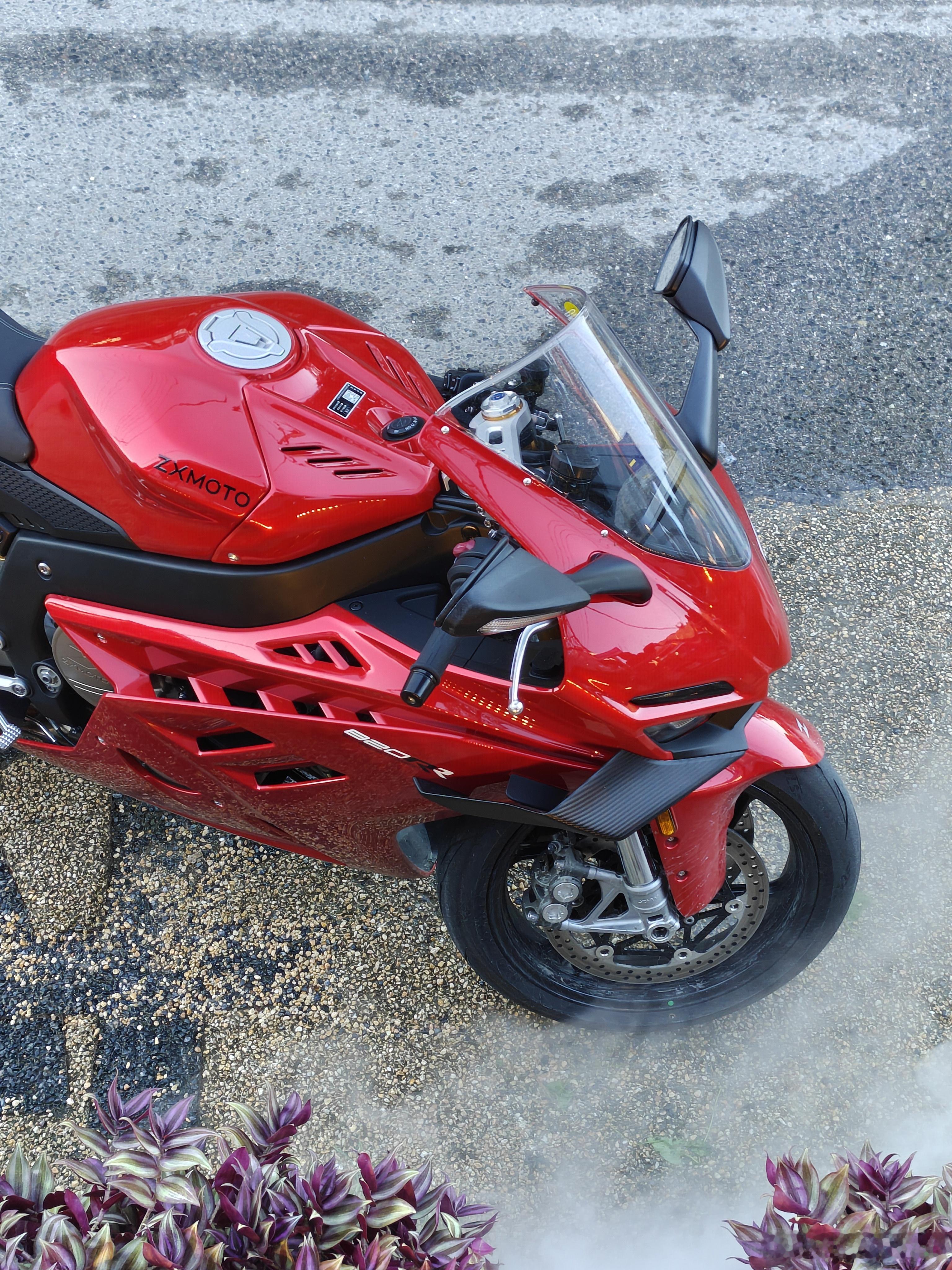 今天在餐厅楼下看到一台张雪820RR，
简单聊两句🏍

818.8cc直列三缸，
零百2.81s，
标配六轴IMU、弯道ABS、双向快排，
硬件配置直接拉满，三缸声浪氛围感十足 。
 
✅优点：
同价位几乎没有对手，
跑山玩乐底子强，性价比突出。

⚠️短板：
座高825mm，骑行姿态战斗；
油耗偏高续航一般；
装配细节 ​