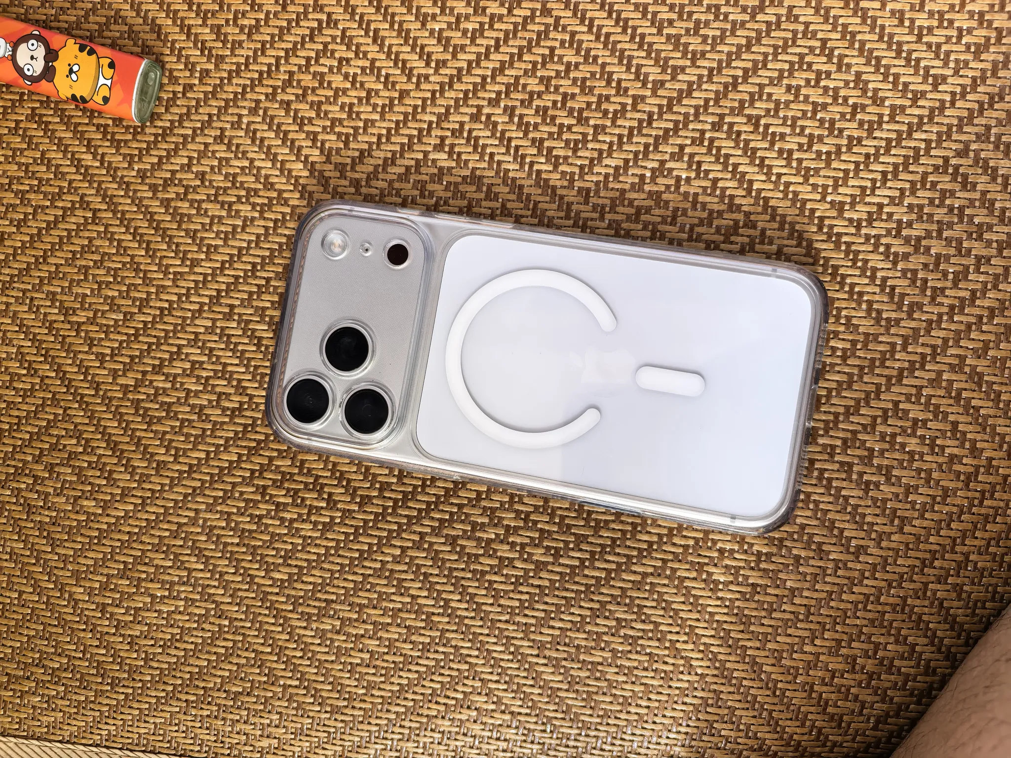 我多年使用苹果，从iPhone12一直用到17 Pro Max。
7月25号入手nova16Pro中端机过渡，日常虽能使用，但滑动跟手度欠佳，有点跟不上手速。
最后换到Mate 80 Pro‑Max，整机一键迁移数据十分省心，屏幕通透、操作跟手，续航给力，终于找回称心的使用体验。
从苹果顶配、中端过