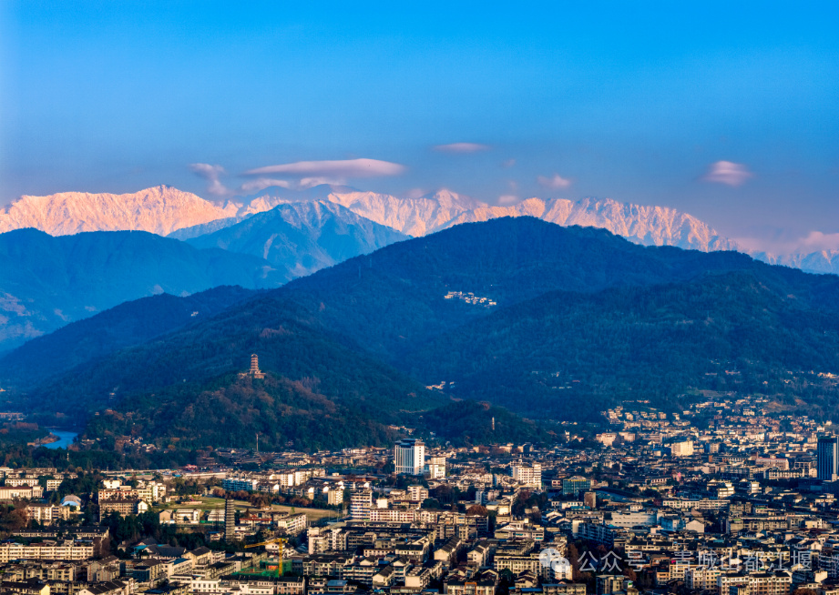 #四川青城山迎来绝美瞬间# 都江堰“日照金山”美景再次惊艳全网，在雪山下的公园城市邂逅美景，解锁了独属于东方的极致自然与人文共生之美。破晓之际，澄澈天际干净通透，连绵雪山群峰褪去夜色，皑皑银顶被朝晖镀上鎏金，层次分明、静谧壮阔，自带治愈的高级质感。#文旅成都##成都赏秋地图# （图源：青 ​