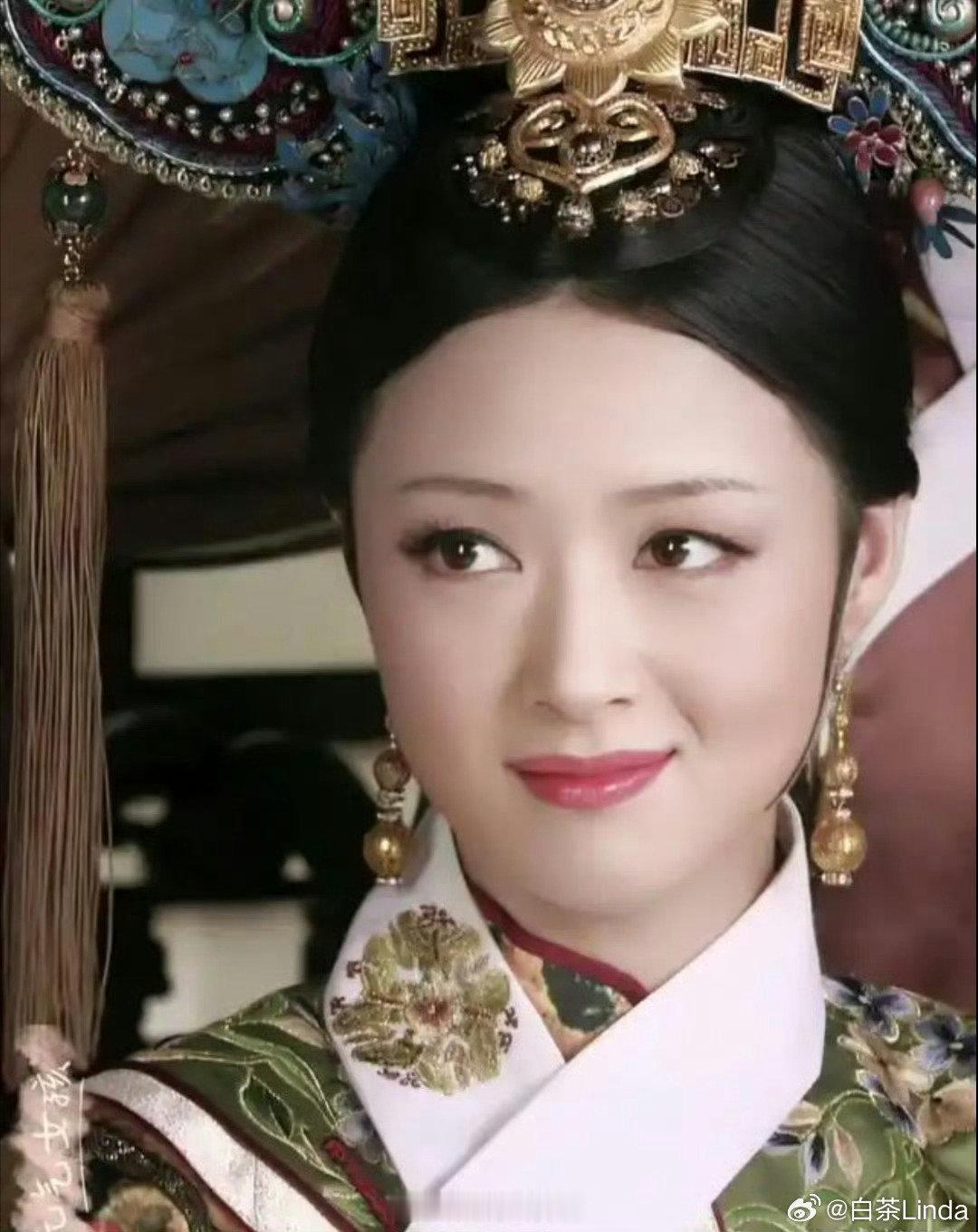 蒋欣暴瘦这事儿，网友一边狂夸她自律，说瘦下来精致上镜，另一边却直呼心疼，觉得她脸颊凹陷、身形单薄，完全没了当年华妃娘娘那股子 雍容华贵 的精气神，看着太憔悴了。

这就是内娱畸形审美逼出来的无奈。

（转） ​