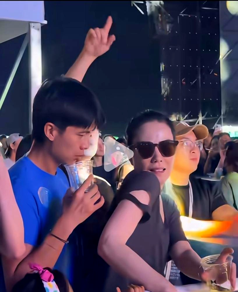 镜头一晃，手臂伸过来，陈粒直接一把推开，还竖起中指。
旁边的王菲，静静站着，没挪步。

视频放出去时，全网炸锅。
动手的是Ryan，王菲身边跟了十四年的男闺蜜，从歌迷到御用摄影师，圈内都认。
他那晚喝高了，搂抱贴身，手也不规矩。
事后Ryan道歉，陈粒给了“误会”的说法，先到此为止。
可争议没停，焦