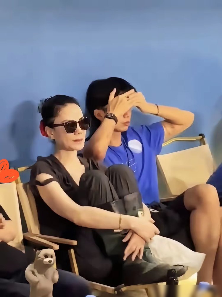 王菲看女儿演唱会被骂不雅，真相太扯了！
有人跳出来指责，说王菲在阿那亚虾米音乐节脱鞋翘脚，举止不文雅，还骂公众对天后搞双重标准。
扒遍所有现场素材，根本没这回事。现场穿拖鞋的是窦靖童，这黑料纯是编出来蹭热度的。
这次王菲穿平价玫瑰抓夹搭大牌包，随性松弛，不少人夸她57岁没巨星架子，就是个普通捧
