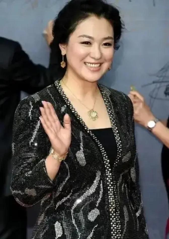 2008年《潜伏》片场，一场吻戏刚拍完，导演姜伟盯着监视器，喊了一声“过”。

现场安静了几秒，沈傲君没起身。她看着孙红雷走到一旁喝水，自己还坐在那张旧沙发上，指尖无意识地蹭着旗袍边。刚才那个吻，剧本只要求“短暂停留”，她也确实只停留了三秒。可这三秒里，她满脑子都是走位、灯光、镜头角度，唯独少了左蓝