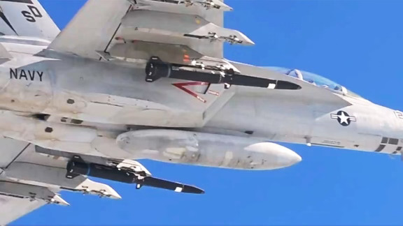 F/A-18F首次挂载“Blackbeard”高超音速导弹
	
美国海军在实际飞行测试中首次展示了装载于F/A-18E/F超级大黄蜂机翼下的“黑胡子”高超音速导弹。海军希望最迟在2028年之前至少有限度装备“黑胡子”，为其航母航空联队配备全新的高速远程武器，尤其是在与敌舰交战时。该导弹设计也旨在相对廉价且能高速生产。