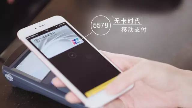 21世纪经济报道梳理，9月苹果发布首款折叠屏iPhone Duo，这款售价15999元起的机型全球全系取消实体SIM卡槽，仅支持eSIM入网，截至9月17日国内预约量已超130万，推动国内手机无卡化进程更进一步。

说实话，看到“130万预约量”这个数字的时候，我愣了一下。

因为就在前一天，这款手