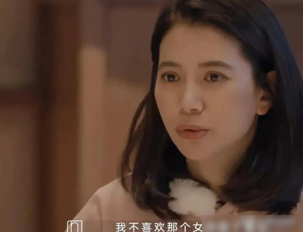 袁咏仪在综艺里直接说不喜欢赵丽颖那个角色，热搜炸了。
但没人觉得她疯，反而都在扒她年轻时的旧账，她自己说那会儿根本像个神经病。港姐冠军出道，主持节目当众放空，说对主持没兴趣。拍第一部戏就得罪一圈人，王晶、成龙，连电视台高层都没放过，直接被港圈冷冻过。
张智霖说得最准：人太好了，就是性格太凶。