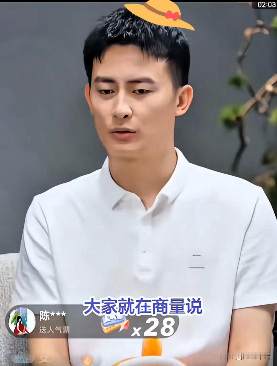 张雪峰走后，公司群龙无首，那个节骨眼上，谁敢站出来接这个烫手山芋？

武亮被推到前台，不是什么职场上位剧，而是董事会和家属在医院里反复权衡后的无奈之举。

作为总经理，他本是幕后的操盘手，习惯了跟财务和运营打交道。可当他被推到聚光灯下，面对的不仅是业务压力，更是无数双审视的眼睛。

“你凭什么取代他