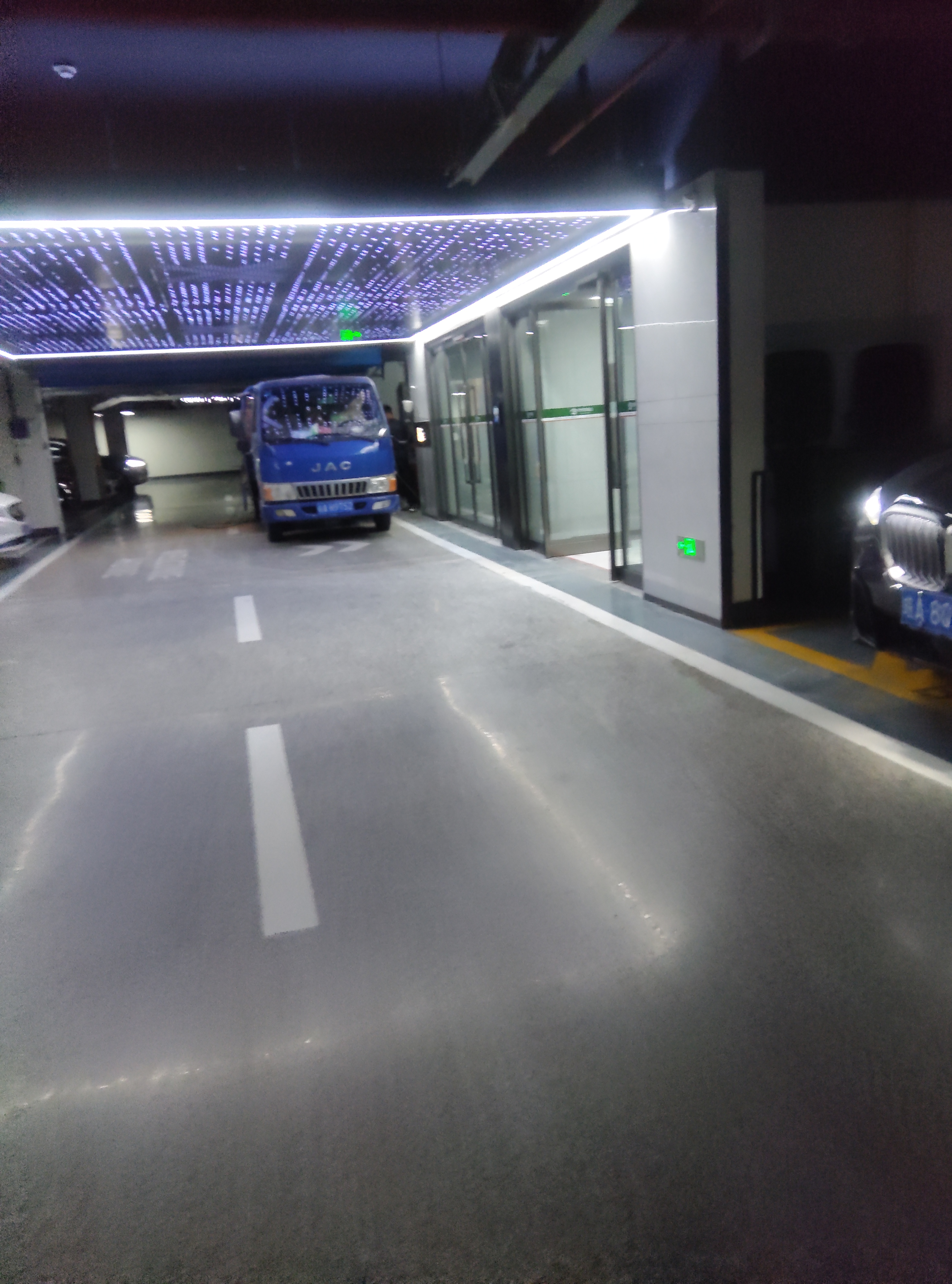 倪萍真是我青春里的女神。年轻时候的她，颜值逆天，气质端庄大方，样貌完全...