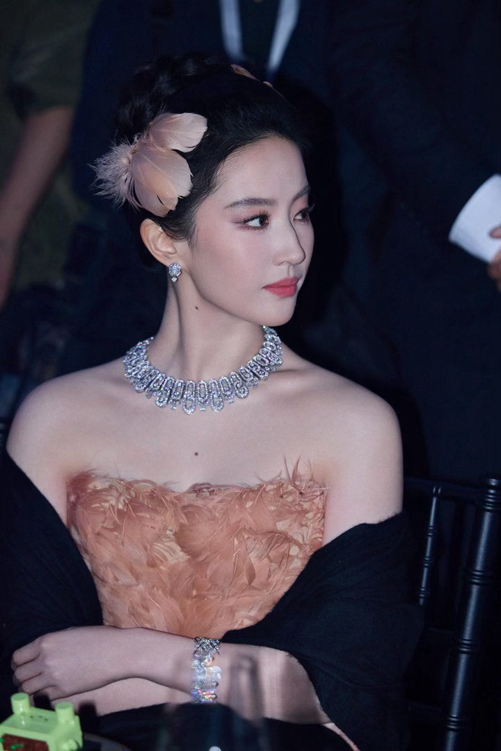 #刘亦菲上场前欧阳娜娜给她换伞# 后台花絮好治愈，欧阳娜娜忙前忙后统筹各项工作，还不忘照顾到刘亦菲的造型细节，贴心又负责。 ​