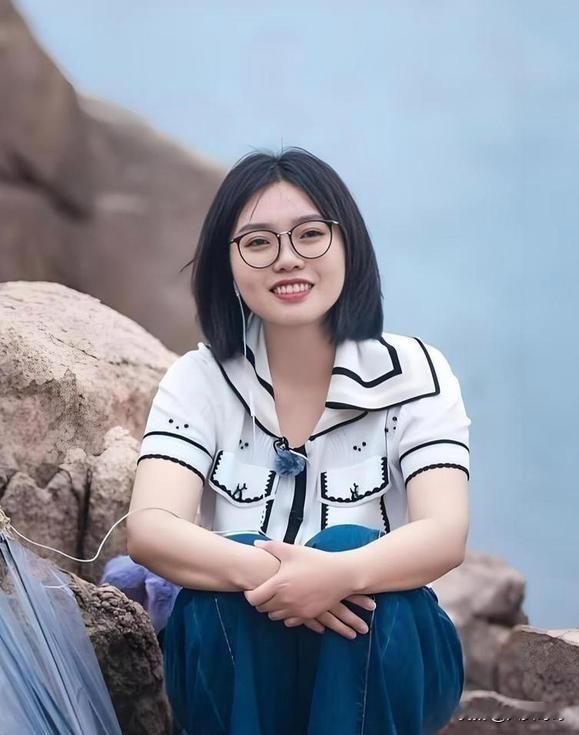 谁能想到，一个自称专业“说不出口”的北大毕业生，如今能在综艺舞台上和撒贝宁谈笑风生？这个女孩就是李雪琴。
前天15:30播出的节目里，撒贝宁好奇地发问她毕业于北大哪个专业。李雪琴卖了个关子，只说这专业羞于启齿。撒贝宁当场愣住，追问北大居然还有不好意思说出口的学科？答案揭晓后，观众才恍然大悟，原来她学
