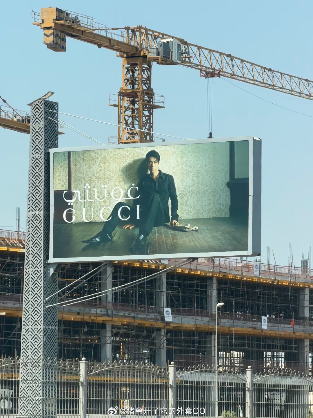 肖战gucci秋冬成衣地广出现在阿联酋迪拜Sheikh Zayed Road，说全球就全球就算是寸土寸金的迪拜也不例外！！[打call][打call] ​