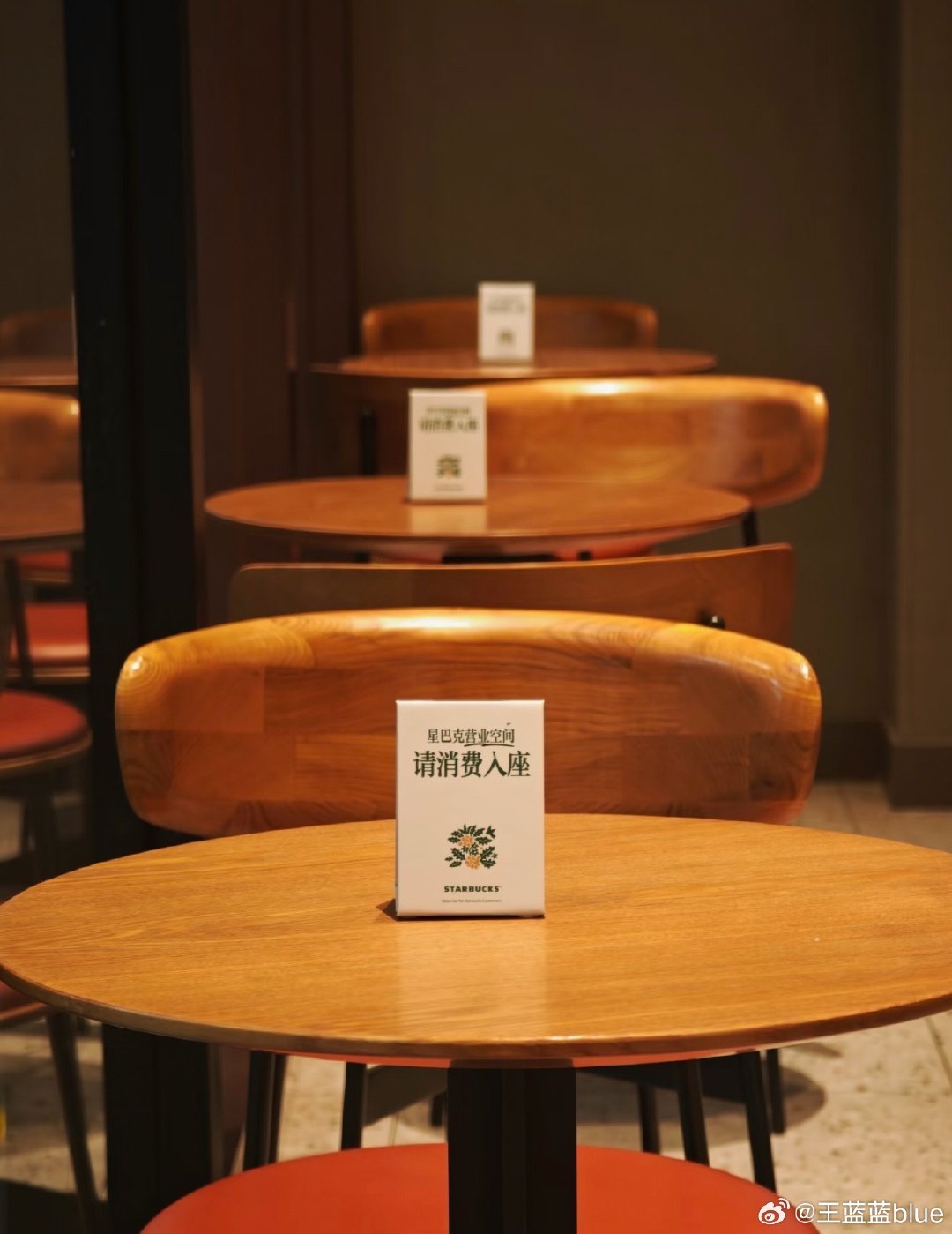 #人民日报谈星巴克消费入座#今天是星巴克官宣消费入座政策实施首日，你们有留意今天的星巴克，人是变多还是变少了吗[哈哈] ​