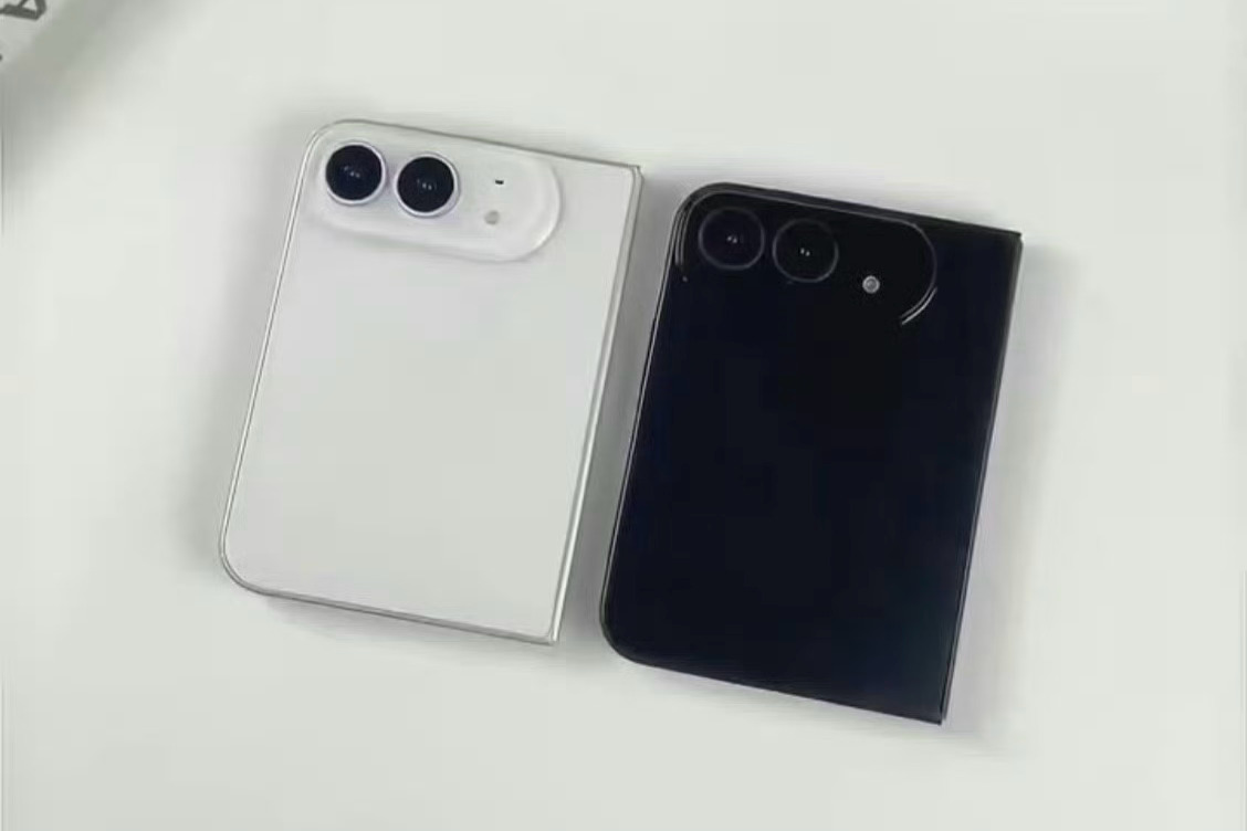 其一是经典的银白色，其二是深靛蓝色，比较接近iPhone 17 Pr...