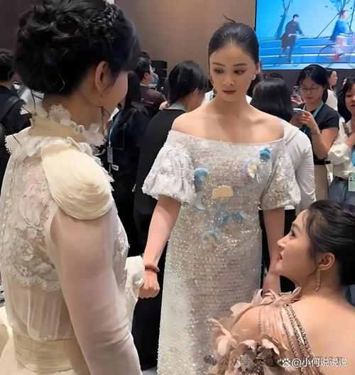 杨紫蒋欣红毯相互搀扶，是真情还是作秀？
近日白玉兰颁奖礼上，杨紫主动向蒋欣打招呼，两人贴面拥抱三次，默契耳语。现场流出的生图显示，蒋欣起初未察觉杨紫，转身后立刻起身相迎，两人互动自然亲密。这一幕让网友直呼“梦回欢乐颂”，但也有人质疑是“姐妹情表演”。事实上，两人戏外关系一直不错，杨紫与乔欣更是圈内公