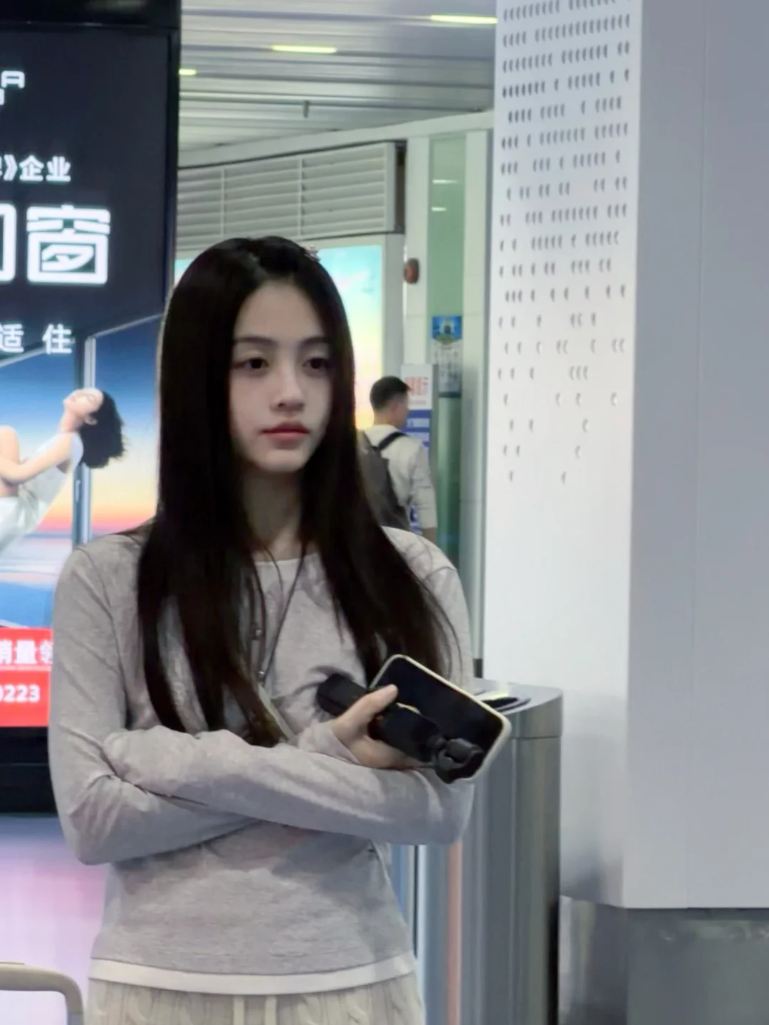 我去…等行李的时候遇到一个小姐姐！