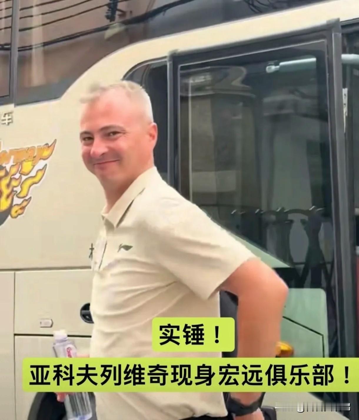 广东宏远新主帅抵达国内，中国男篮抵达卡塔尔，广州男篮新增5人注册
CBA休赛期进入关键冲刺阶段，国内篮坛接连迎来重磅动态。广东宏远完成新帅就位与阵容迭代，正式开启欧式篮球转型之路；中国男篮远赴卡塔尔开启世预赛征程，迎来窗口期关键抢分战；广州龙狮则官宣多名新援注册，完成阵容补强。三大重磅消息交织，让新
