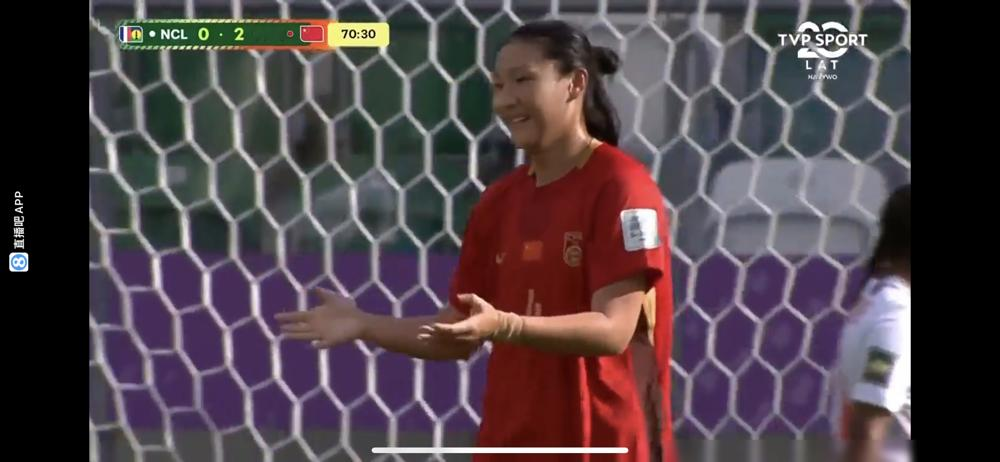 女足中后卫12分钟连进3球？我昨天直接看懵了。
昨儿U20女足世界杯小组赛首轮，中国5：0大胜新喀里多尼亚，拿下开门红。
原本踢中后卫的4号黄嘉欣，下半场被教练推去锋线当支点，71到83分钟连进三球，抢断推射、门前抢点、接传中垫射，每个球都干净利落。
赛后直接拿了FIFA官方评的全场MVP，中