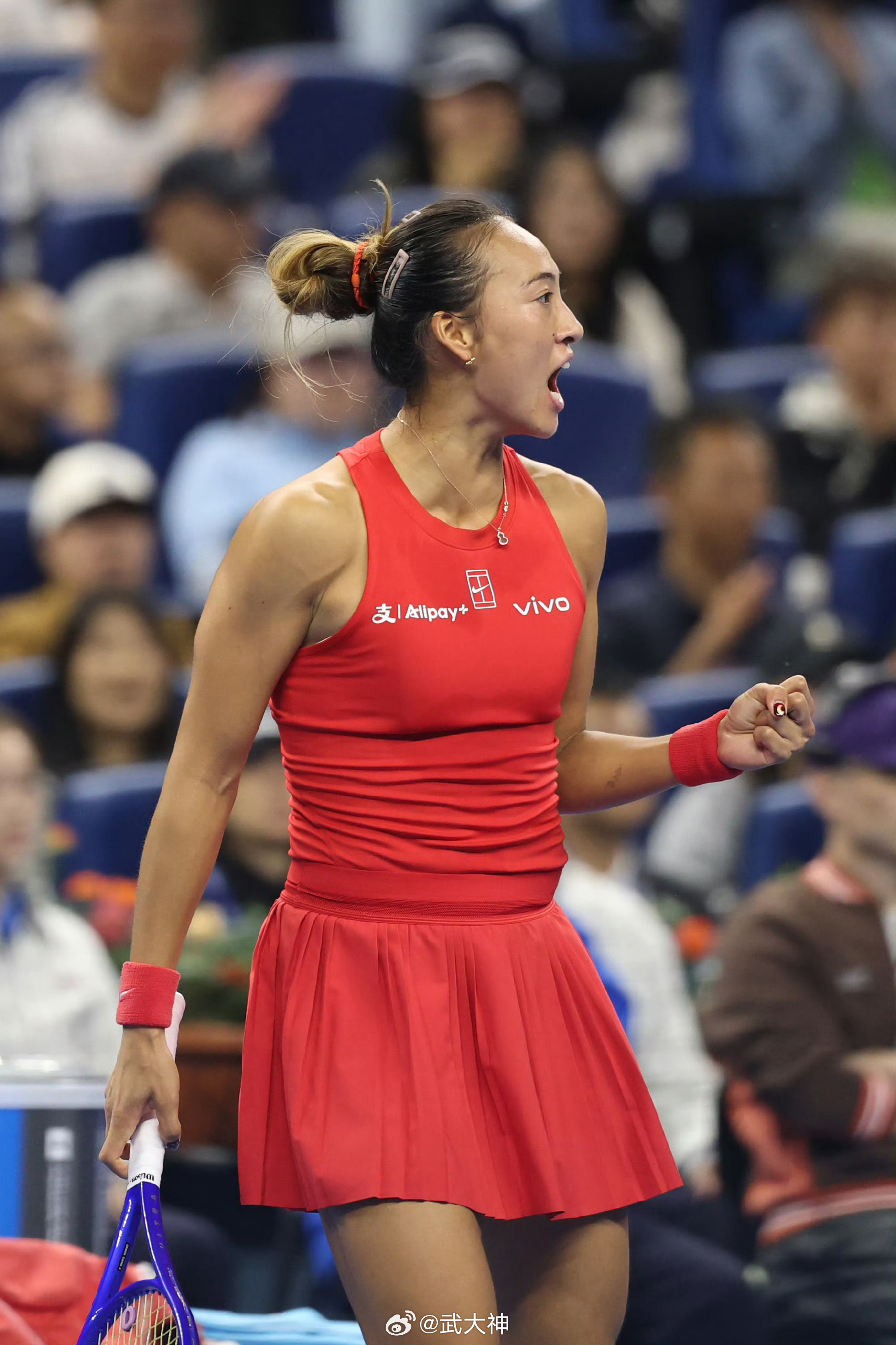 #郑钦文将参加WTA250中国香港站# 刚刚拿下中网冠军的郑钦文，官宣了赛季最后一站去向？WTA250香港站官方确认，郑钦文将会首次出战香港公开赛，这一站，就是她2026赛季的收官比赛。比赛定在11月2日到8日，地点就在香港维多利亚公园网球场。

这次香港赛看点拉满，网坛传奇大威廉姆斯同样确认参赛，大威 ​