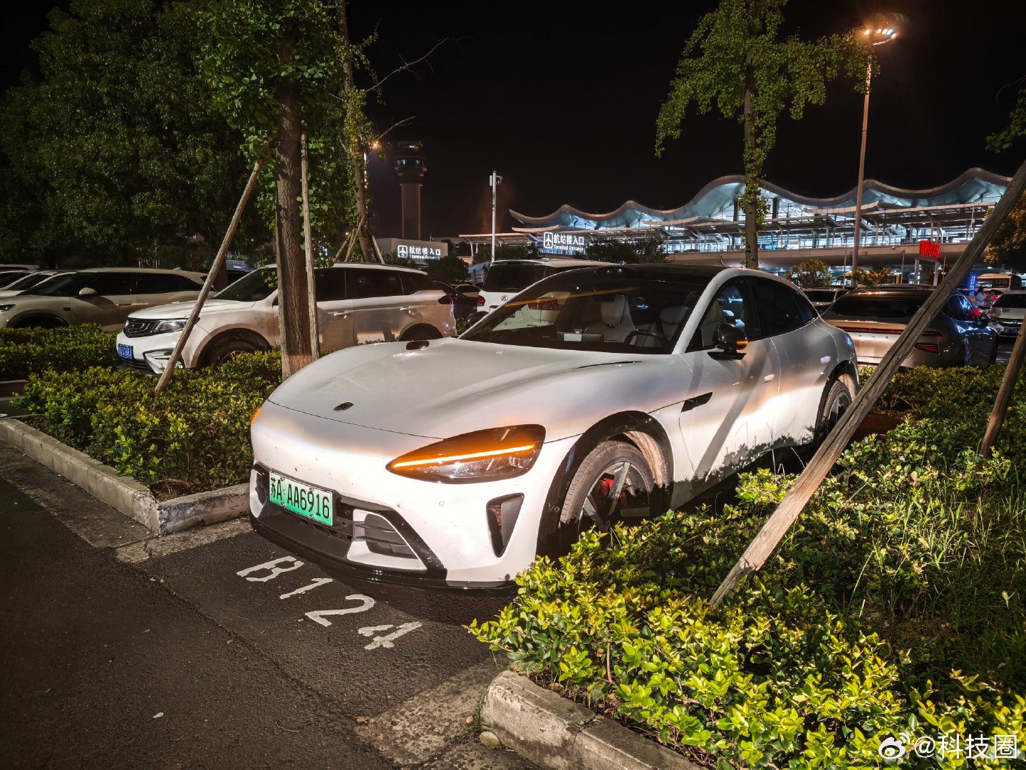 差点上错车[允悲][允悲][允悲]
这哥们，跟我一样的白色小米YU7，停我对面，差点以为是我的车[允悲][允悲][允悲]
眼光跟我一样好，算你牛[流鼻血] ​