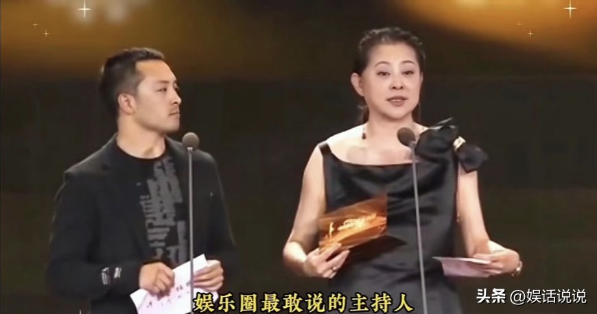 倪萍当年在金鸡奖上那几句话，比现在内娱一百篇公关稿都硬

2013 年第 29 届金鸡奖，倪萍身兼评委和颁奖嘉宾上台。别人走流程念名字，她一开口就把场子整沉默了：“对获奖的人我不敢说恭喜，对没获奖的人我也不敢说抱歉。”

艺术评奖不是刘翔跑 12 秒 88，没有硬杠杠，有的就差一票，而那一票“可能就